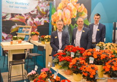 Andre Vreugdenhil, Bastiaan Verduijn and Harry Hegeman with Koppe. Halo, a new variety in the classic-red segment, is two weeks faster in production as compared to its peers.